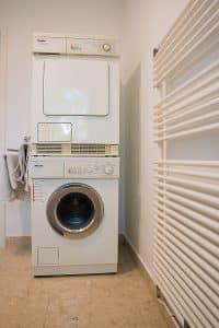 Mon sèche-linge sent le brûlé : que faire et comment éviter les problèmes de surchauffe ?